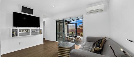 Smart TV, fireplace