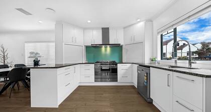 ✨ Spacious Family Home | Sleeps 8 | Close to Airport & Manukau