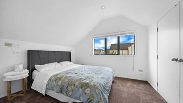 3 bedrooms, desk, iron/ironing board, free WiFi