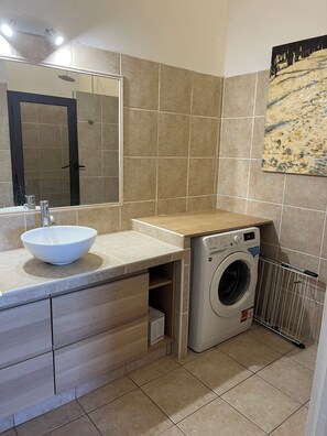 Bathroom - Apartment, Porto-Vecchio near Santa Giulia beach (Porto-Vecchio)