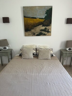 2 bedrooms, internet, bed sheets