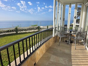 Outdoor dining - Bright 2-bedroom apartment close to Nerja centre, beach El Salon and Torrecilla (Nerja)