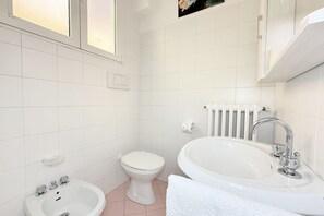Regadera, bidet, toallas 