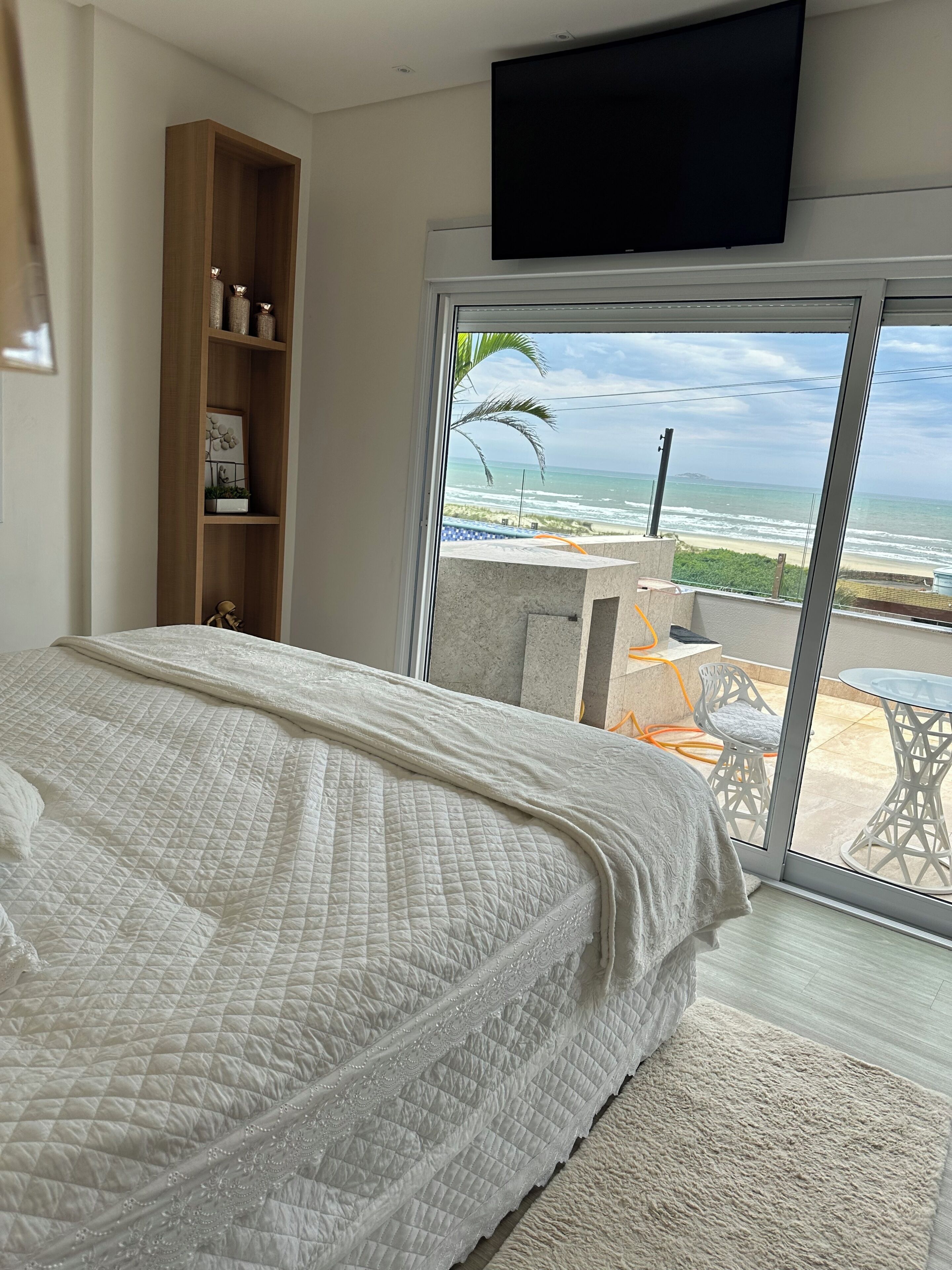 4 bedrooms, iron/ironing board, internet, bed sheets
