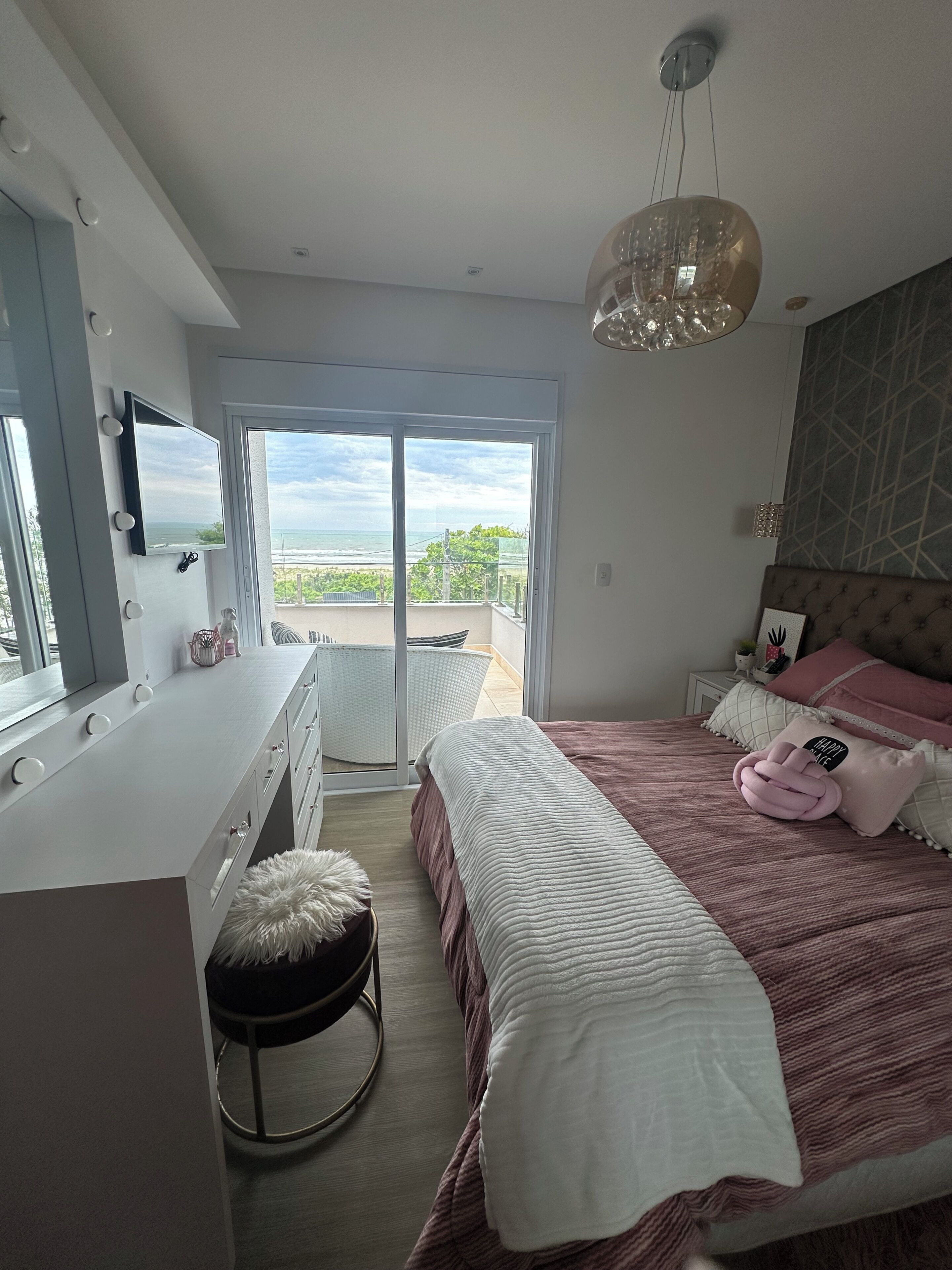 4 bedrooms, iron/ironing board, Internet, bed sheets