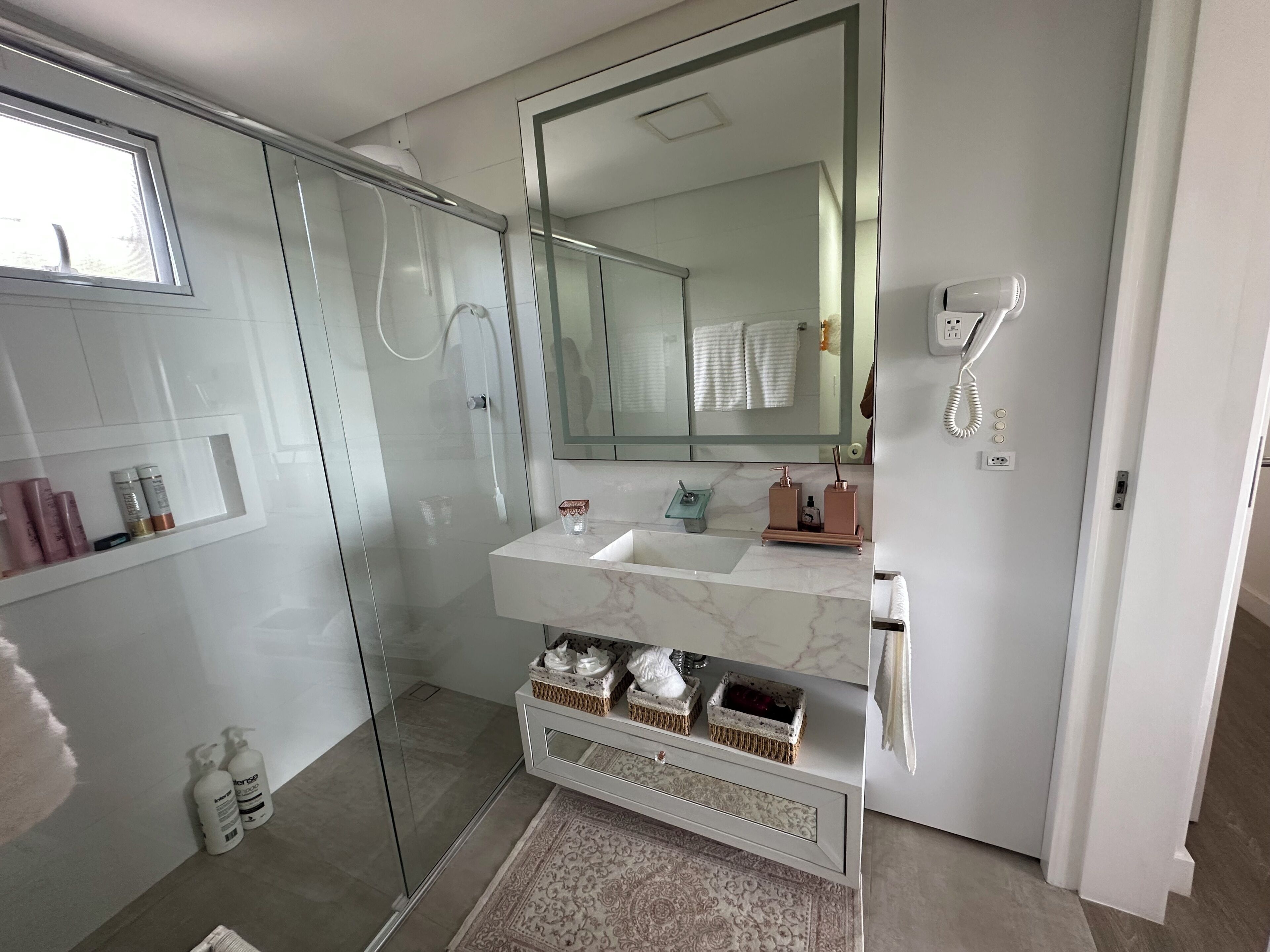 Douche, sèche-cheveux, serviettes fournies, savon
