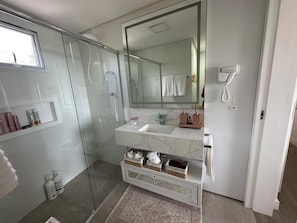 Shower, hair dryer, towels, soap - House in Laguna - Jacuzzi and Fireplace near the sea - with complete leisure area! (Laguna)