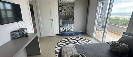 4 bedrooms, iron/ironing board, internet, bed sheets