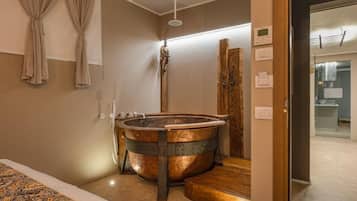 Luxury-Doppelzimmer | Badezimmer | Kostenlose Toilettenartikel, Haartrockner, Bademäntel, Hausschuhe