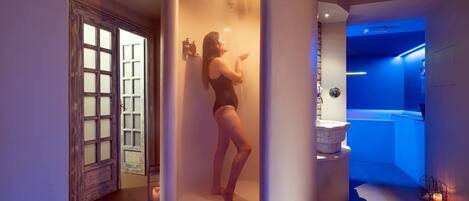 Hot tub, steam room