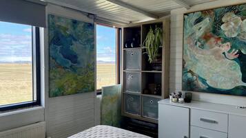 2 bedrooms, desk, iron/ironing board, WiFi