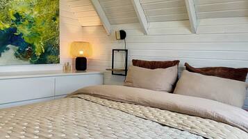 2 bedrooms, desk, iron/ironing board, WiFi
