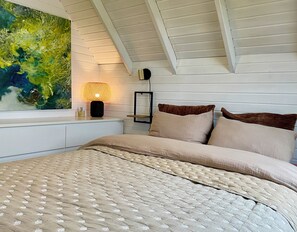2 bedrooms, desk, iron/ironing board, WiFi