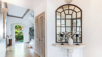 Villa, 3 Bedrooms, Patio, Garden View | Interior