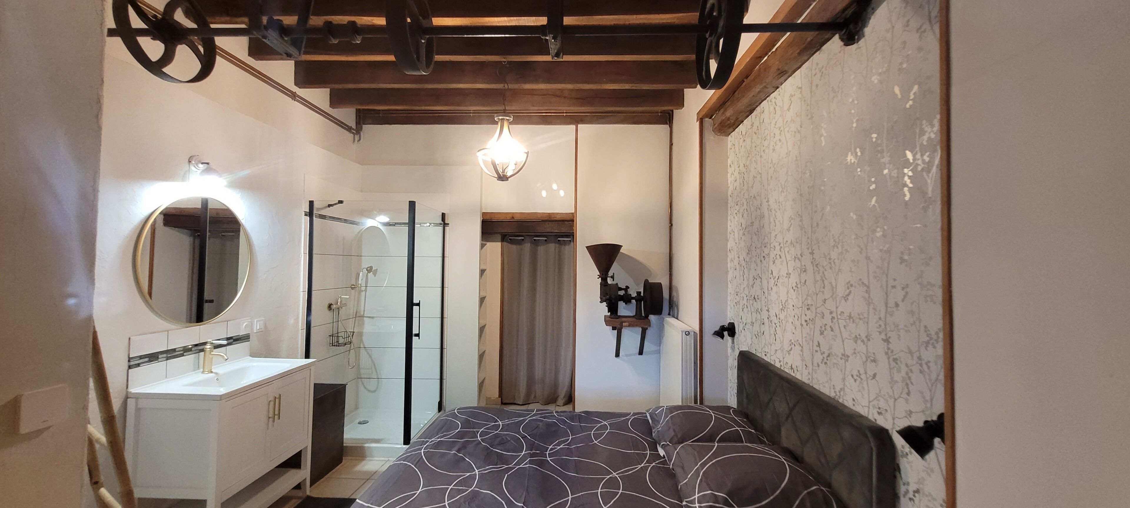 4 habitaciones, escritorio y tabla de planchar con plancha 