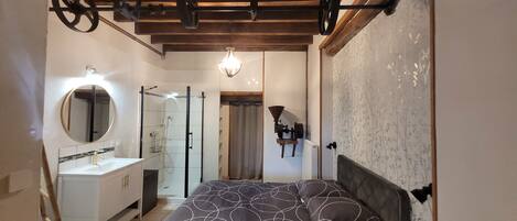 4 habitaciones, escritorio y tabla de planchar con plancha