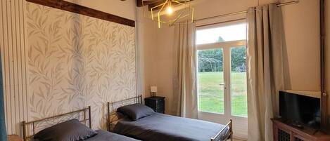 4 Schlafzimmer, Schreibtisch, Bügeleisen/Bügelbrett, Reisekinderbett