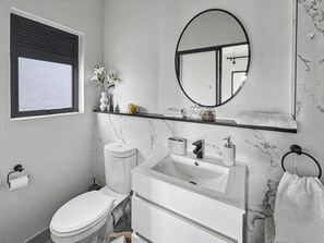 Bathroom - Premium 1BR Munyaka| Lagoon | Workspace| Fast WiFi (Midrand)