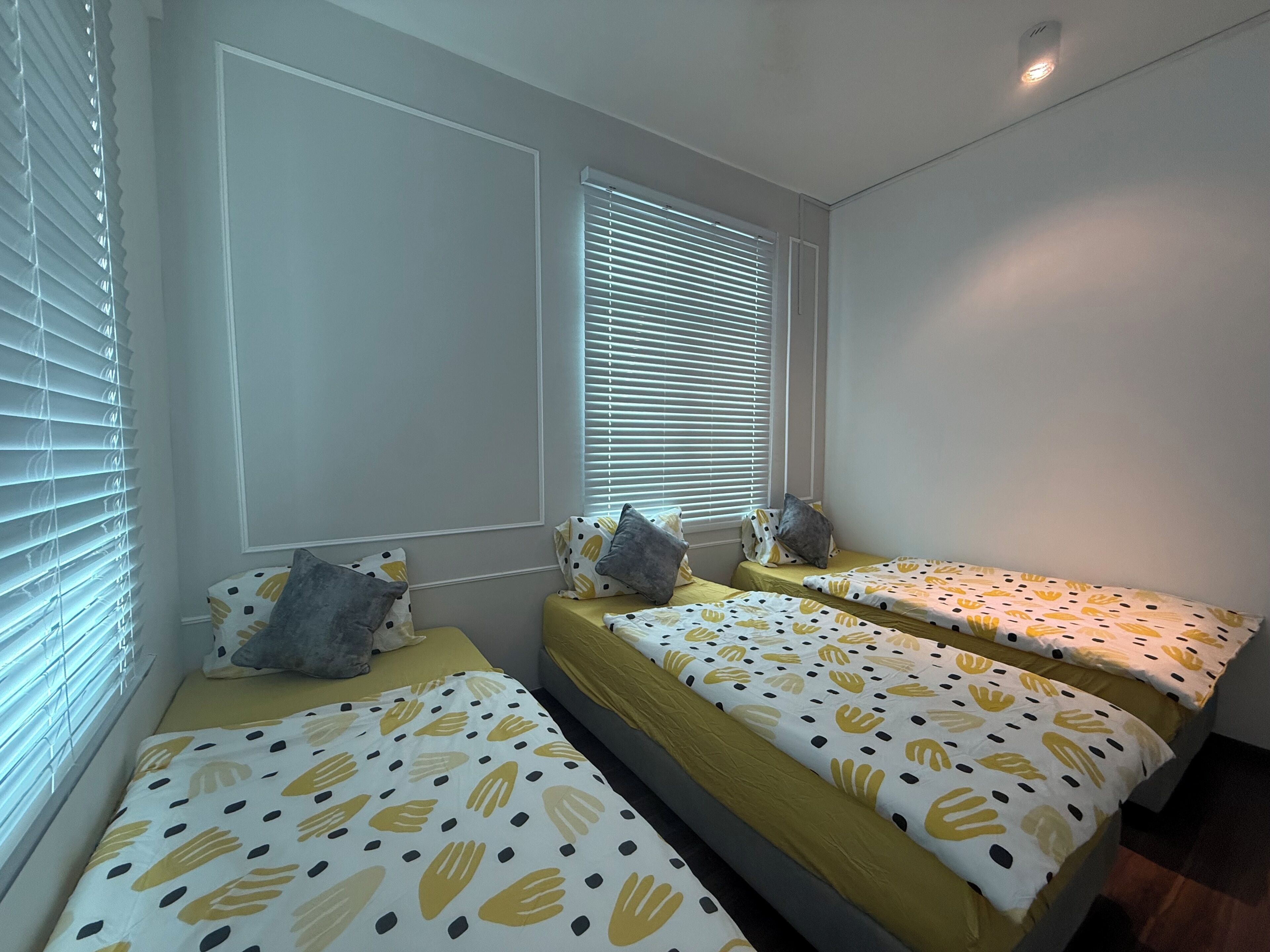 4 bedrooms, iron/ironing board, WiFi, bed sheets