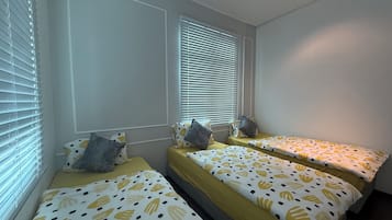 4 bedrooms, iron/ironing board, WiFi, bed sheets
