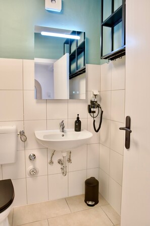 Bathroom - Vrbo Property (Bremen)