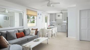 Apartment, 3 Bedrooms, Patio, Garden View | Living room