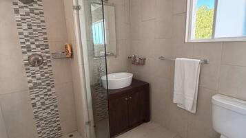 Căn hộ, 3 phòng ngủ, sân hiên, quang cảnh vườn | Phòng tắm
