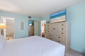 2 bedrooms, desk, free WiFi, bed sheets - 🌊 🏖️ Oasis 7: Walk to Beach, Private Patio + Perfect Daytona Base! (Daytona Beach Shores)