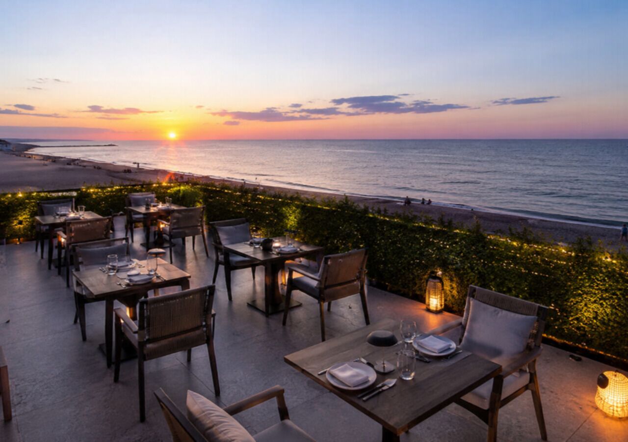 Privat strand, sort sand, solsenger og parasoller