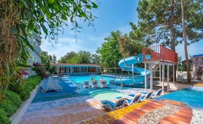 Una piscina al aire libre de temporada