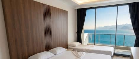 Chambre Standard, balcon, vue sur la mer | Espace de travail pour ordinateurs portables
