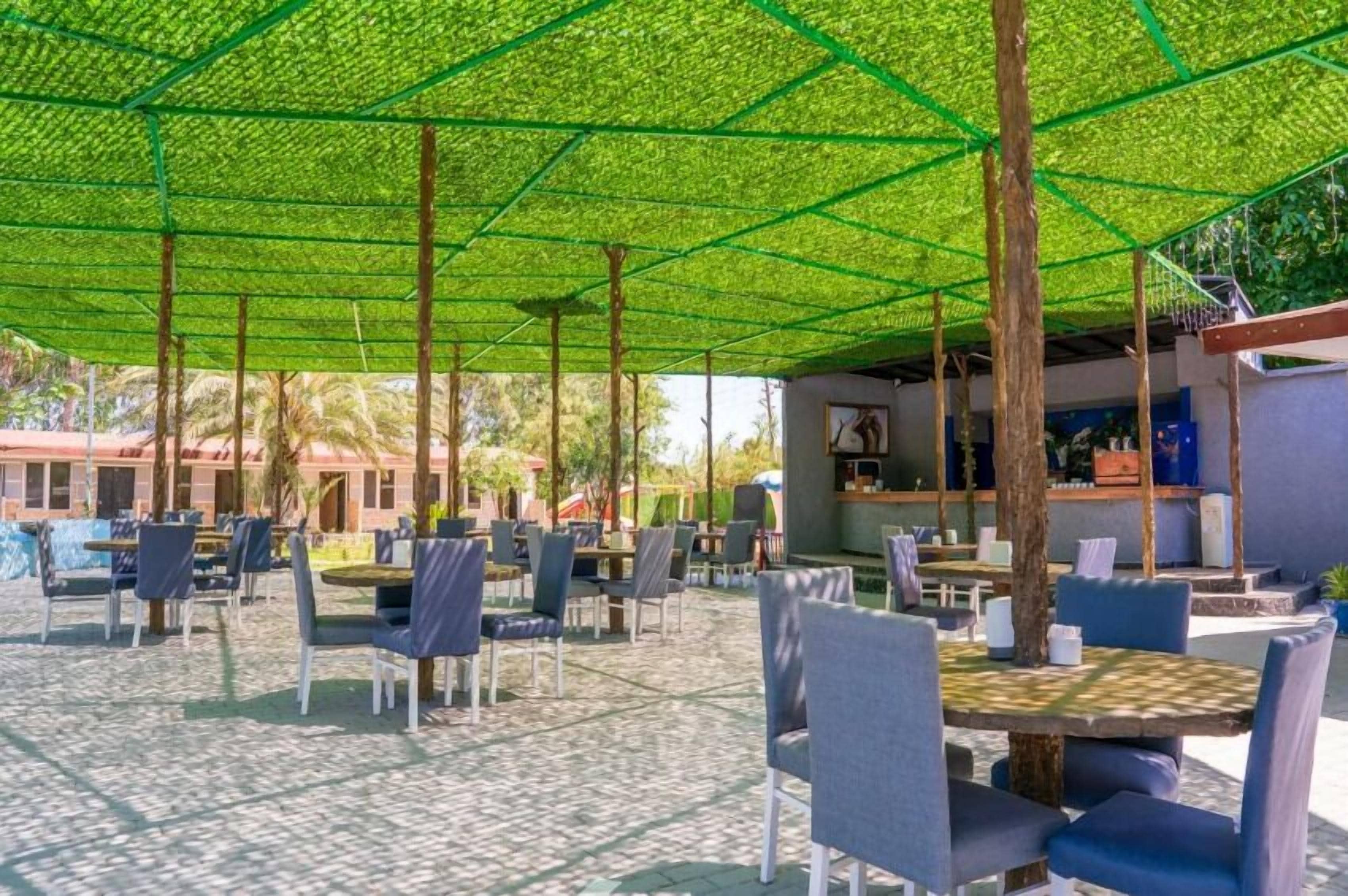 2 bars/lounges, beach bar