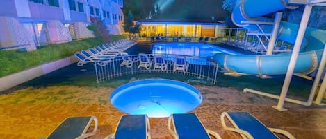 Piscine extérieure en saison