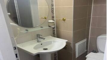 SĂšche-cheveux, serviettes fournies, savon, shampoing