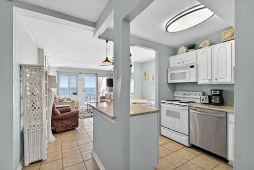 New / Oceanfront Beach Condo, Pool, Gym, Fishing