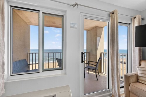 New / Oceanfront Beach Condo, Pool, Gym, Fishing