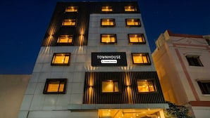 Un immeuble à plusieurs étages, sur lequel on peut lire l’inscription « TOWNHOUSE » et qui arbore le logo de l’entreprise.