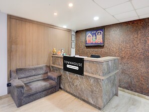 House | Reception - Super Townhouse V Hotel (Penumuluru)