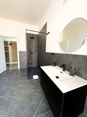 Deluxe-værelse til 3 personer - balkon - byudsigt | Badeværelse