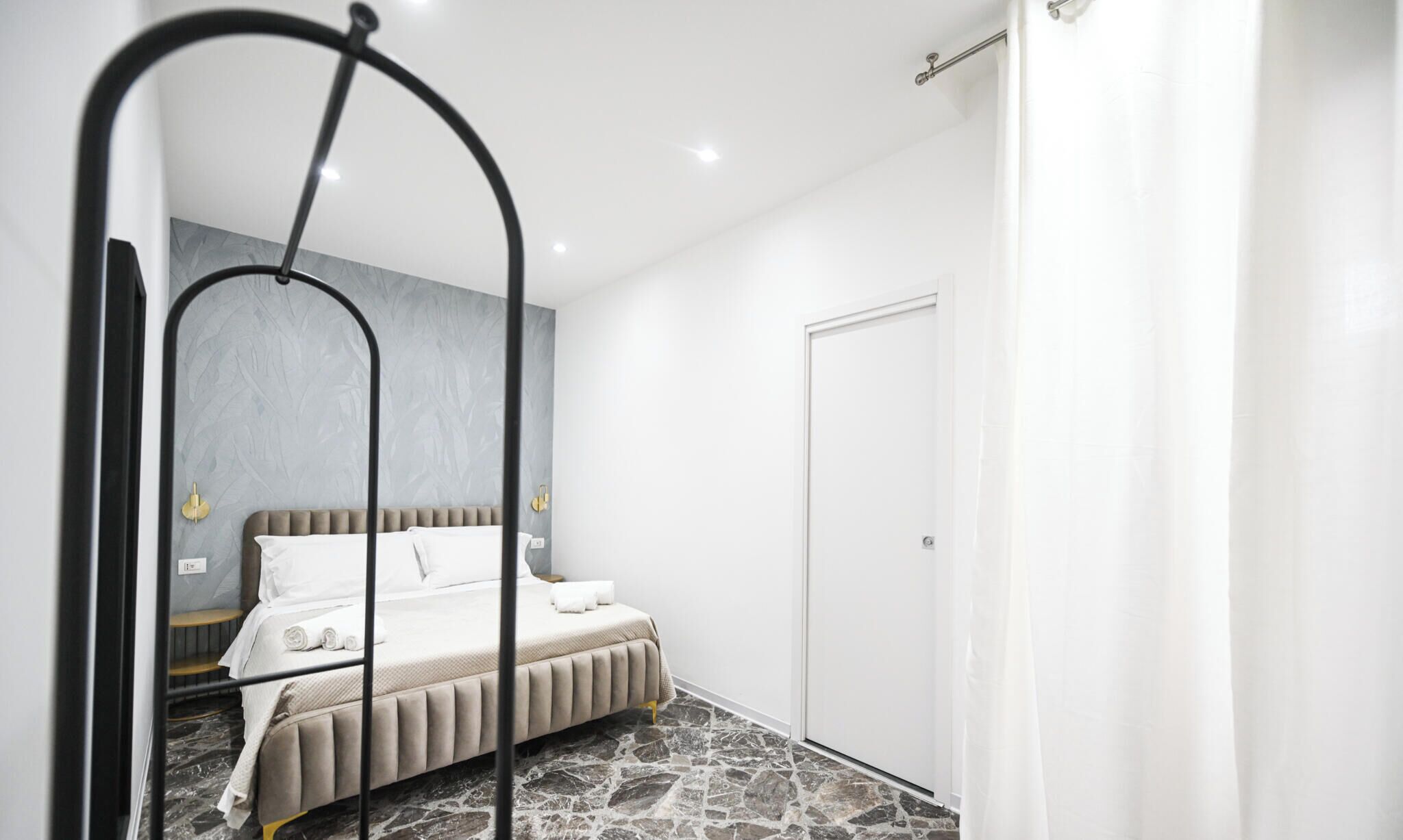 Une chambre à coucher moderne, dotée d’un lit, d’une armoire et d’un design de plafond original.