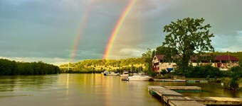 Cozy Floating Retreat on Rondout Creek