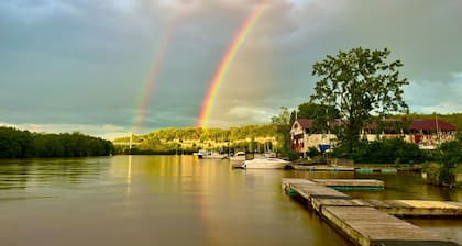 Cozy Floating Retreat on Rondout Creek
