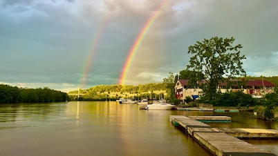 Houseboat River Queen a Peaceful Retreat on The Rondout Creek