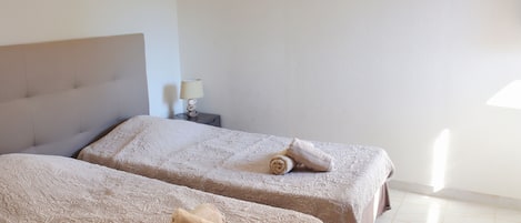 2 chambres, fer et planche Ă repasser, literie fournie