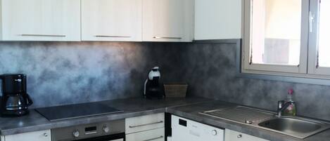 Micro-ondes, four, plaque de cuisson, lave-vaisselle