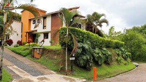 Exterior - Gorgeous Colombian country-side retreat. Close to numerous attractions. (Quimbaya)