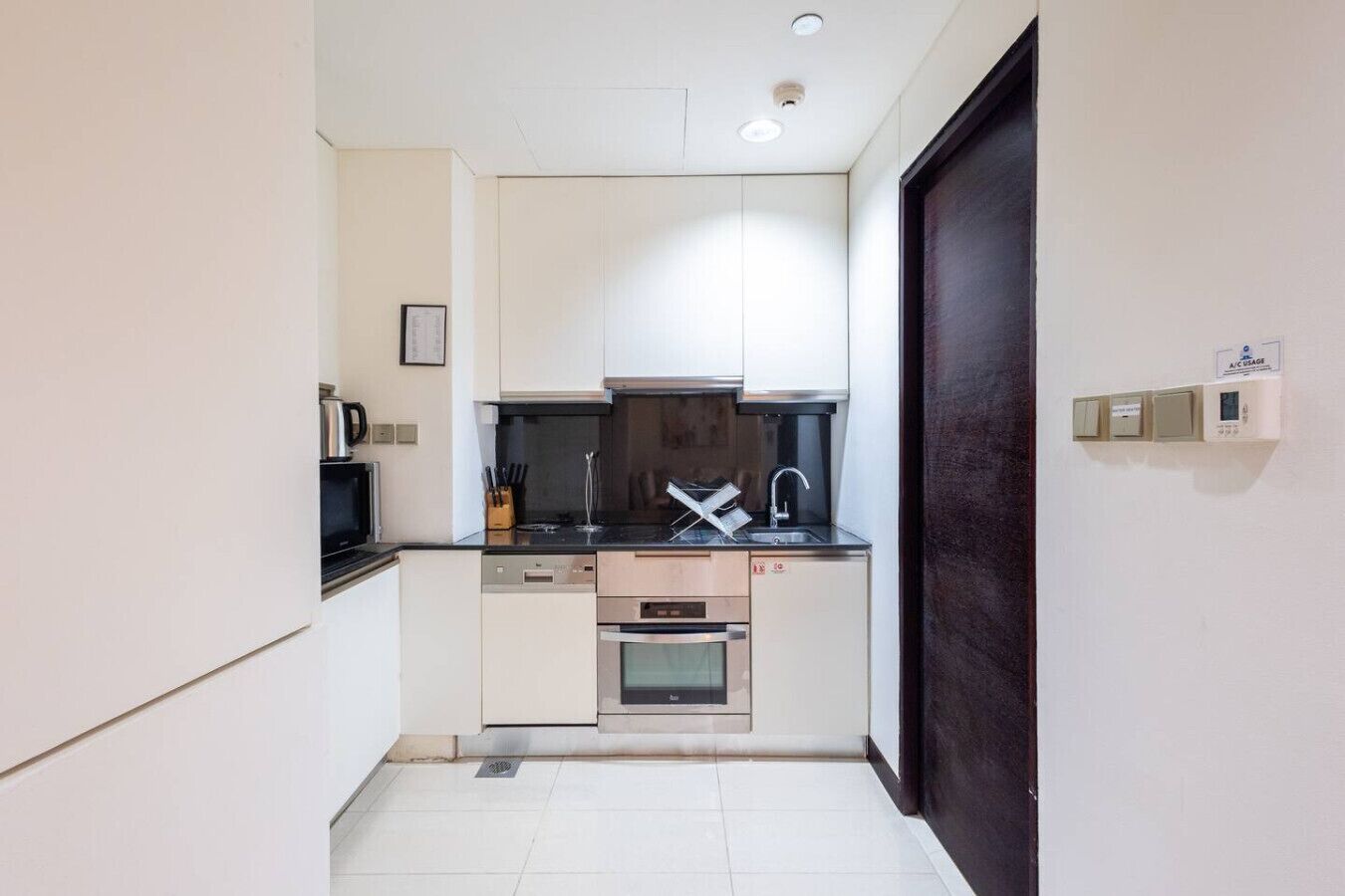 Frigorífico, microondas, horno y placa de cocina