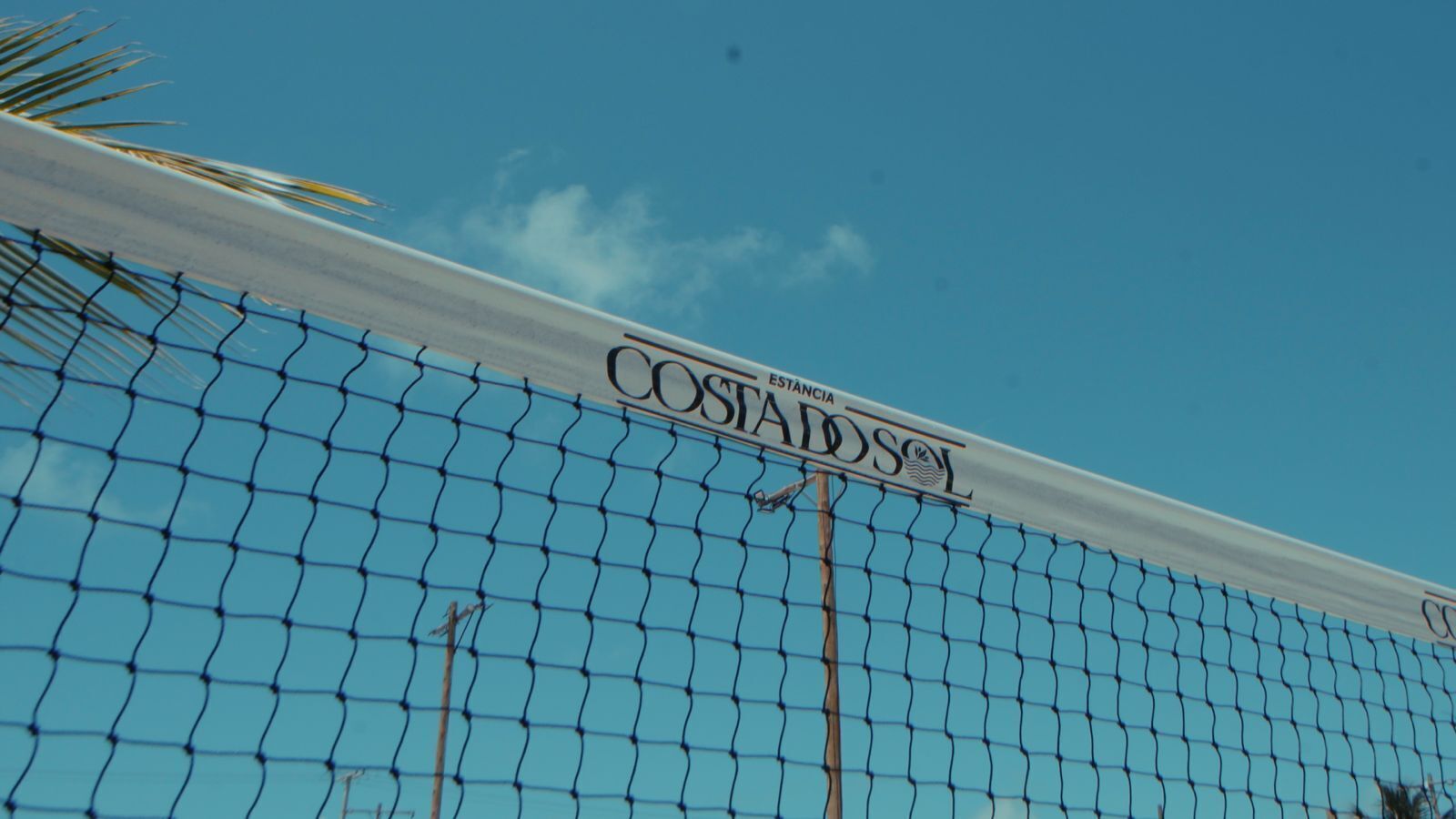 A chain-link fence with the words 'COSTA D'OSO' and 'ESTANCIA' visible.