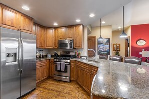 Fridge, microwave, oven, stovetop - Newly Listed Luxury Whitefish Vacation Rental with Amazing Amenities (Whitefish)