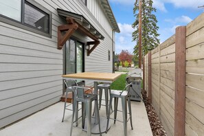 Outdoor dining - Newly Listed Dog Friendly Townhouse Near Downtown Whitefish (Whitefish)